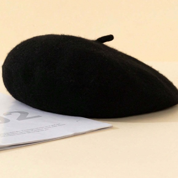 Classic Black Solid Beret Hat - Picture 2 of 2